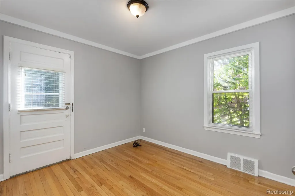 20934 Hunt Club Drive Harper Woods City MI 48225