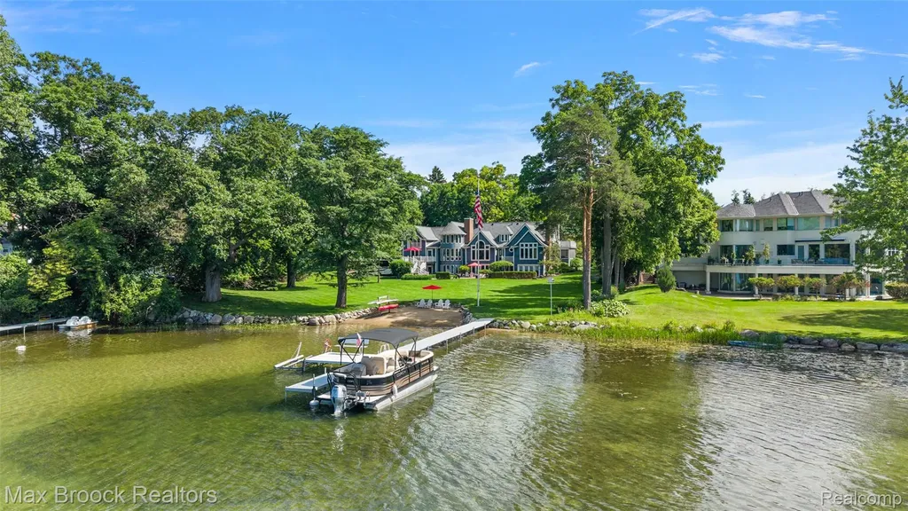 4875 Old Orchard Trail Orchard Lake Village City MI 48324