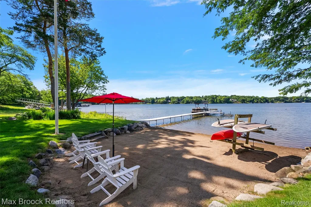 4875 Old Orchard Trail Orchard Lake Village City MI 48324
