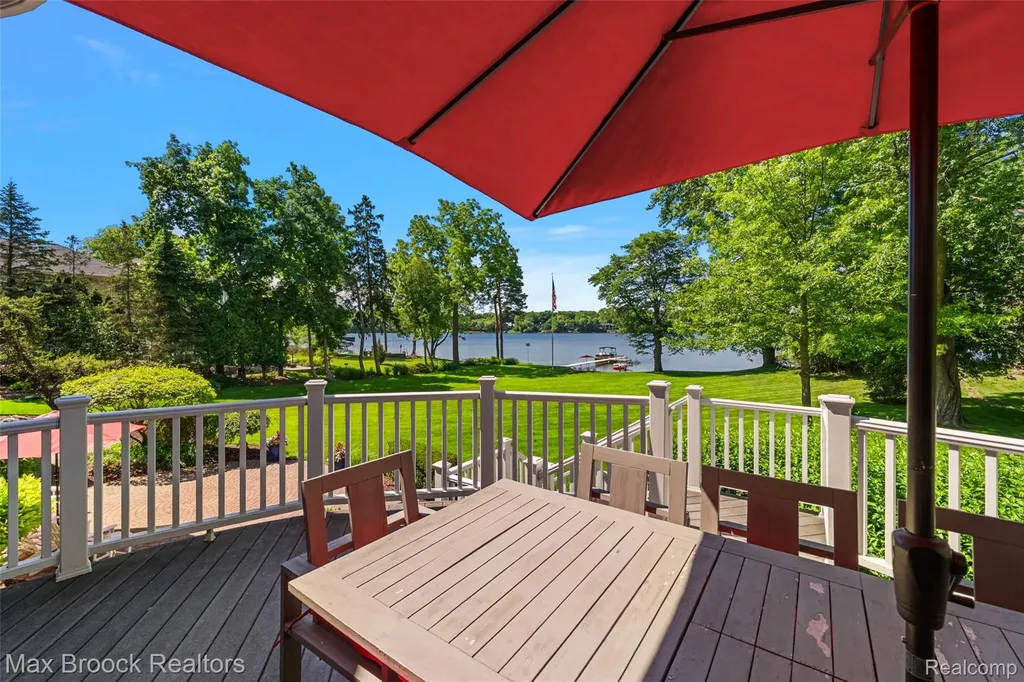 4875 Old Orchard Trail Orchard Lake Village City MI 48324