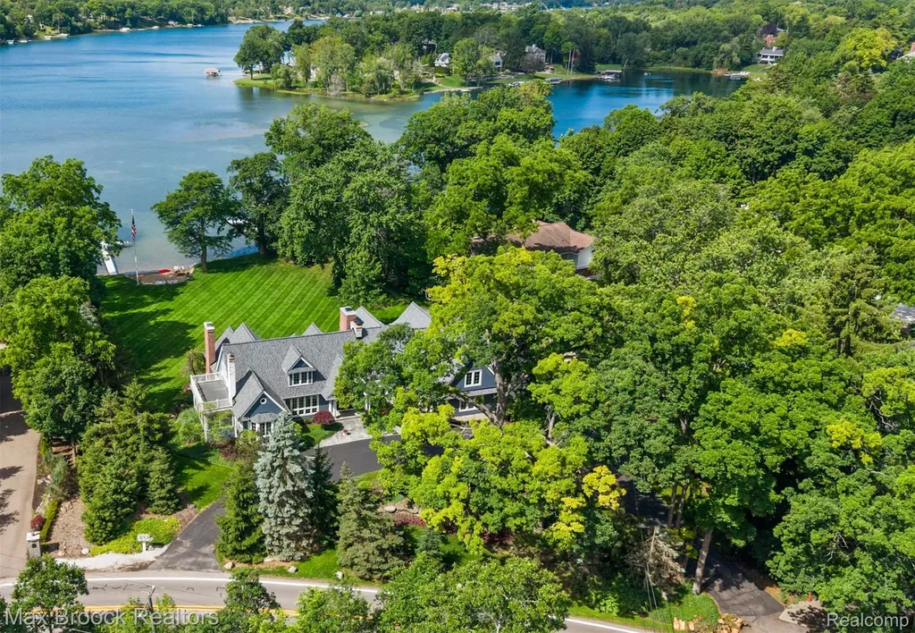 4875 Old Orchard Trail Orchard Lake Village City MI 48324