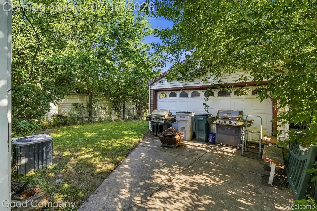 321 Manatee Avenue Hazel Park City MI 48030
