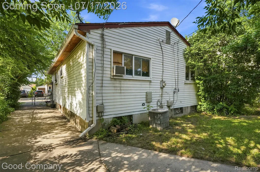 321 Manatee Avenue Hazel Park City MI 48030