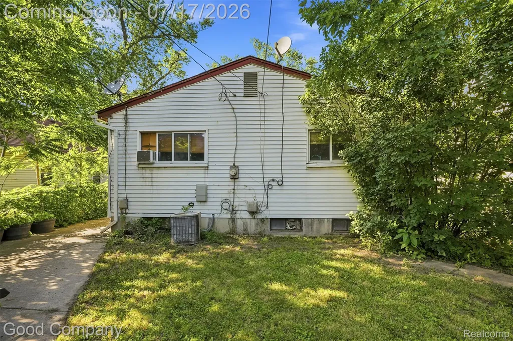 321 Manatee Avenue Hazel Park City MI 48030