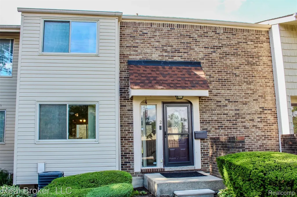 2 Woodbridge Towne Street Southfield City MI 48075