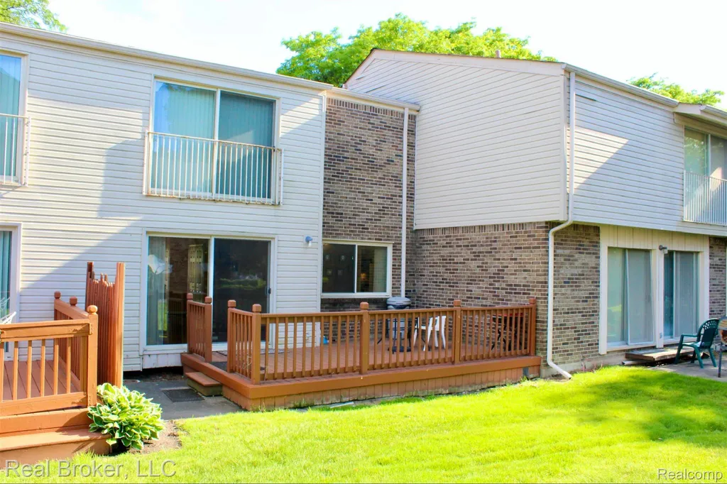 2 Woodbridge Towne Street Southfield City MI 48075