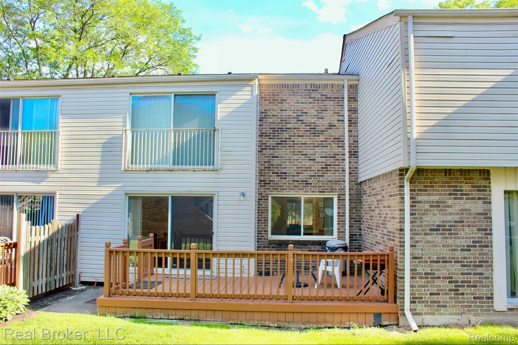 2 Woodbridge Towne Street Southfield City MI 48075