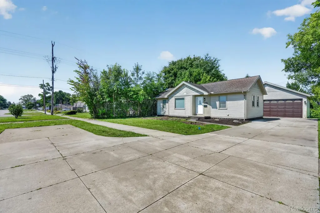 2061 Inkster Road Garden City City MI 48135