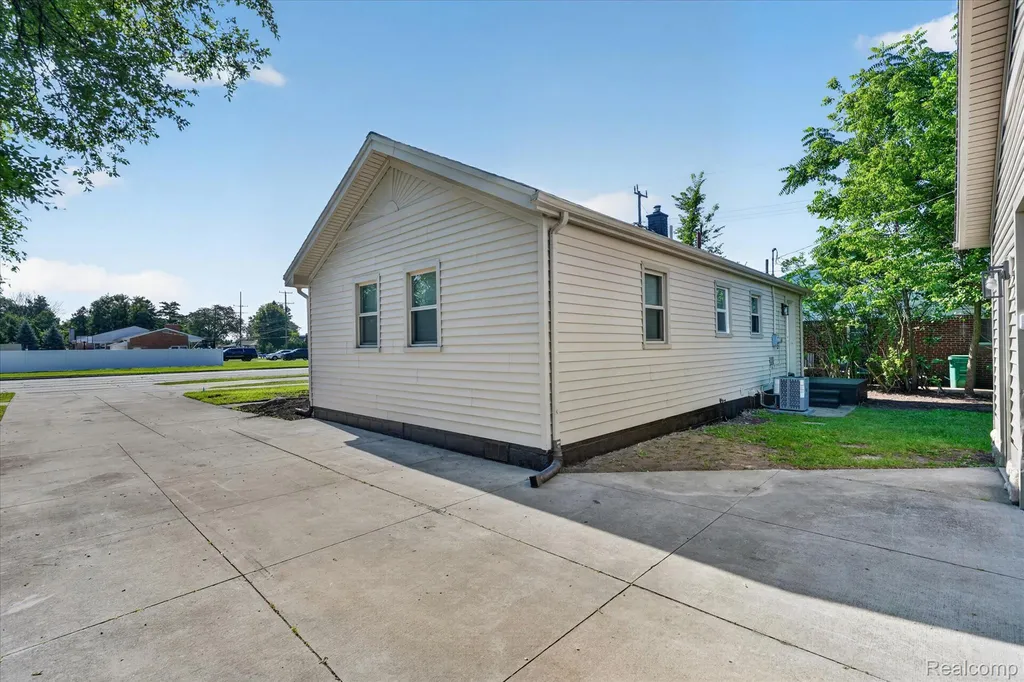 2061 Inkster Road Garden City City MI 48135