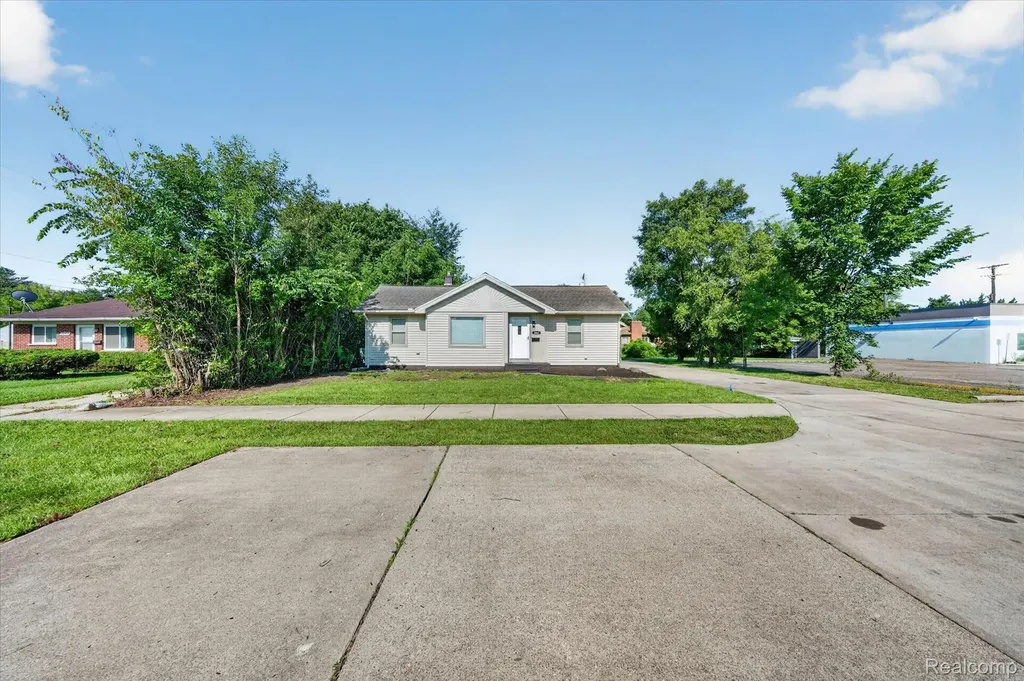 2061 Inkster Road Garden City City MI 48135