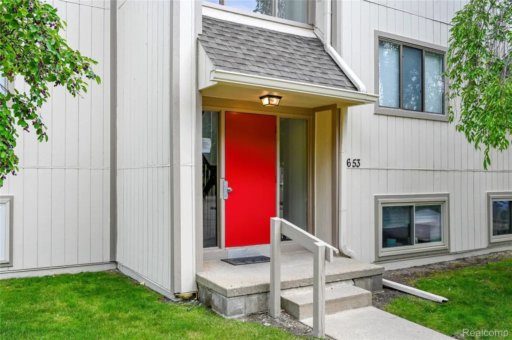 1653 Riverside Drive Rochester Hills City MI 48309
