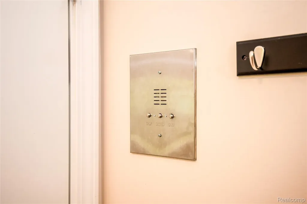 1653 Riverside Drive Rochester Hills City MI 48309