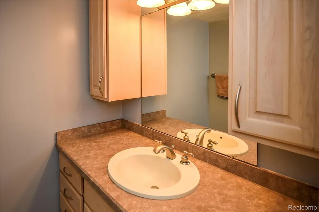 1653 Riverside Drive Rochester Hills City MI 48309