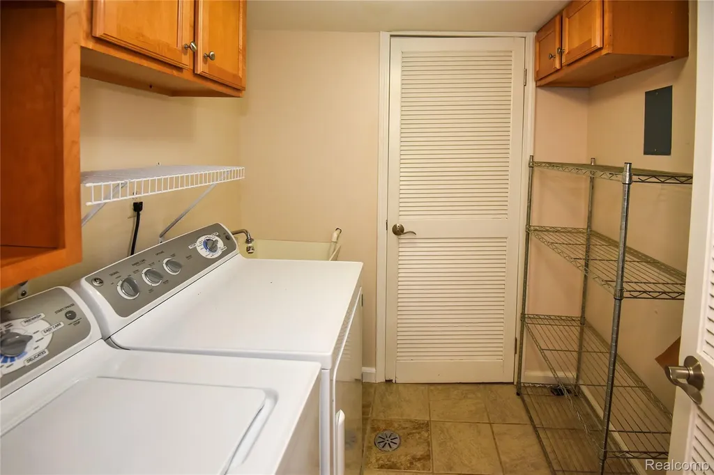 1653 Riverside Drive Rochester Hills City MI 48309