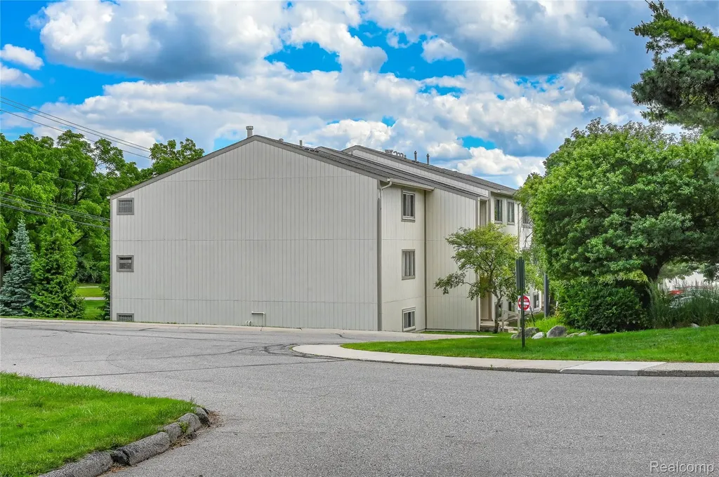 1653 Riverside Drive Rochester Hills City MI 48309