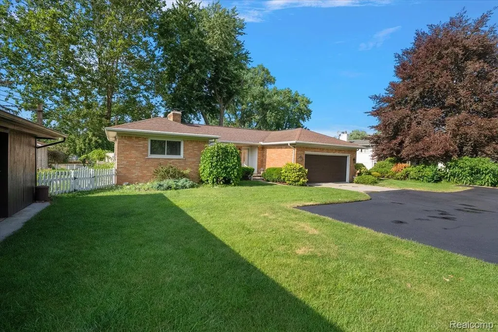 25651 S River Road Harrison Charter Township MI 48045