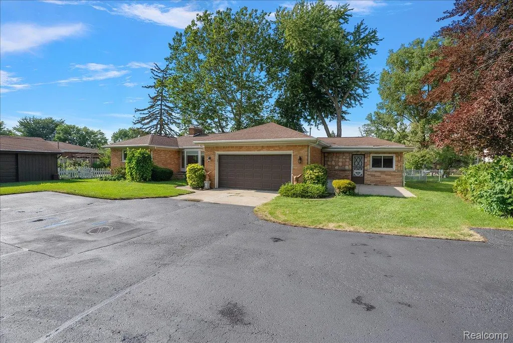25651 S River Road Harrison Charter Township MI 48045