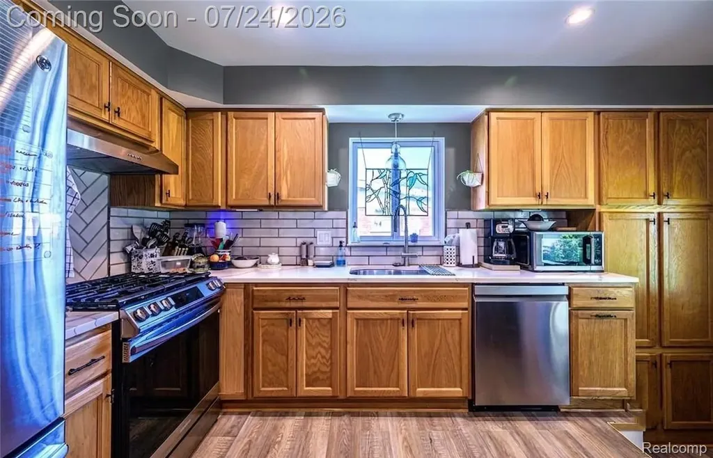 5136 Earl Drive Warren City MI 48092
