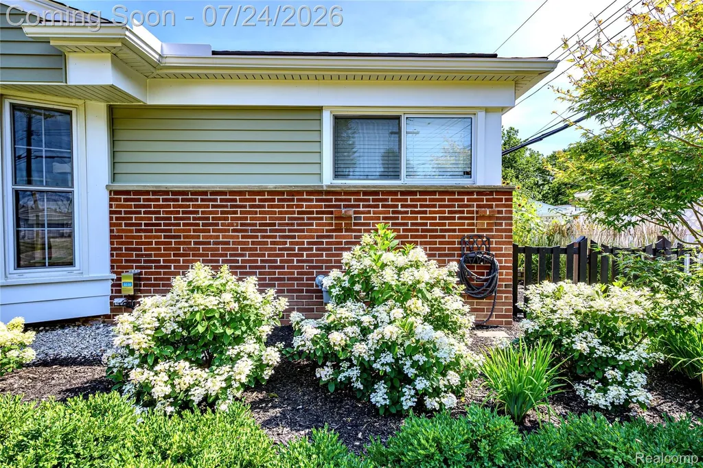 5136 Earl Drive Warren City MI 48092