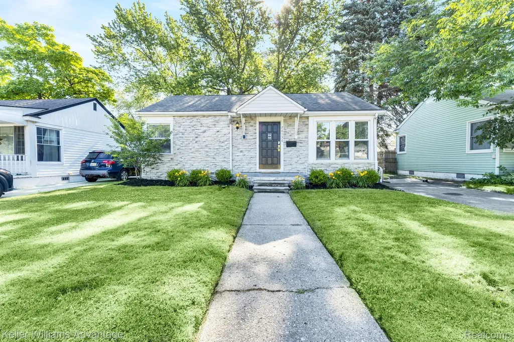 26136 Alger Boulevard Madison Heights City MI 48071