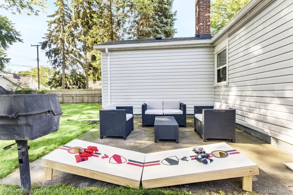 26136 Alger Boulevard Madison Heights City MI 48071