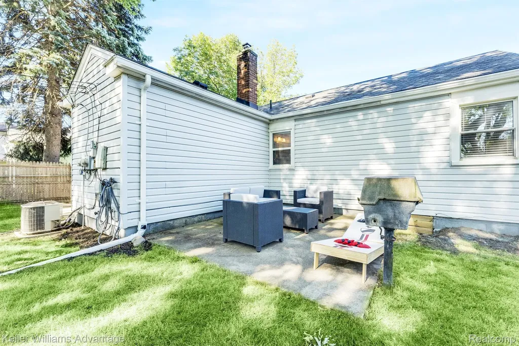 26136 Alger Boulevard Madison Heights City MI 48071