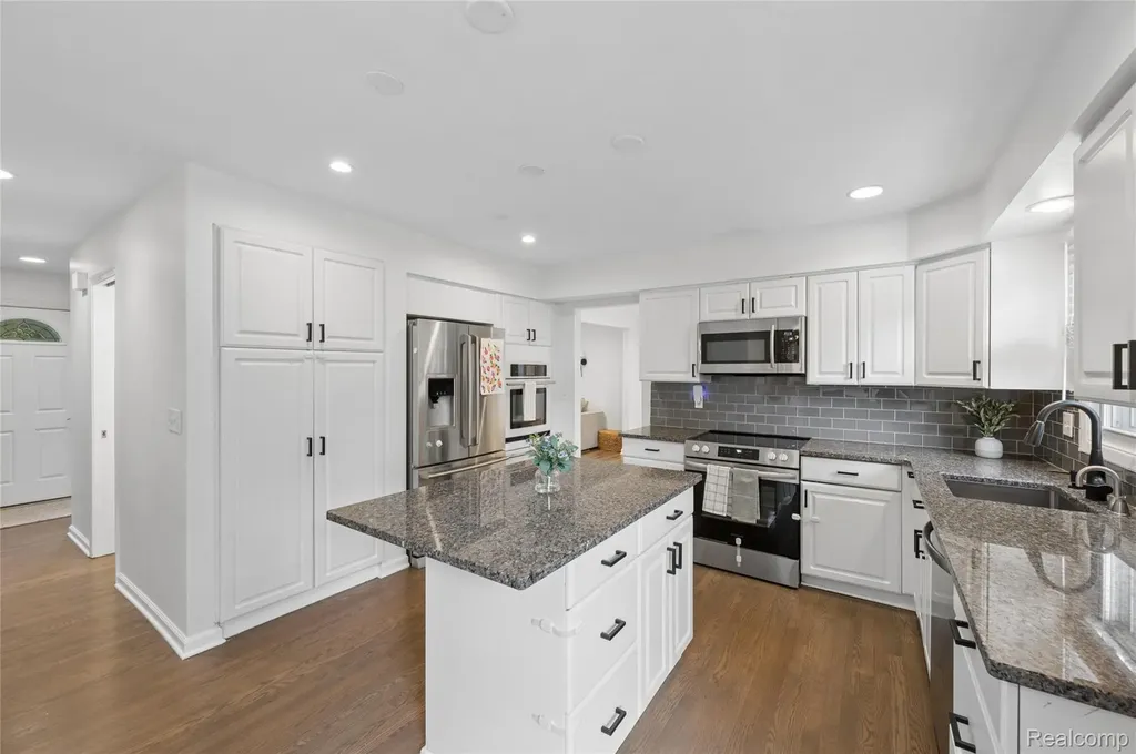 33143 Oak Hollow Street Farmington Hills City MI 48334