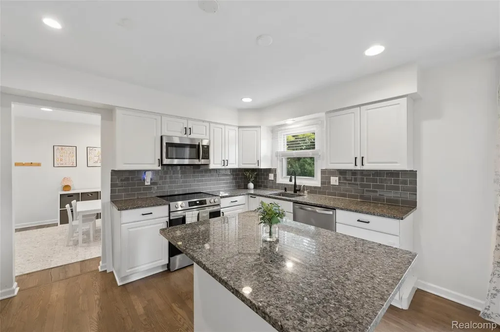 33143 Oak Hollow Street Farmington Hills City MI 48334