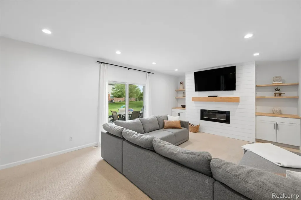33143 Oak Hollow Street Farmington Hills City MI 48334