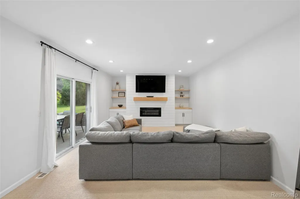 33143 Oak Hollow Street Farmington Hills City MI 48334