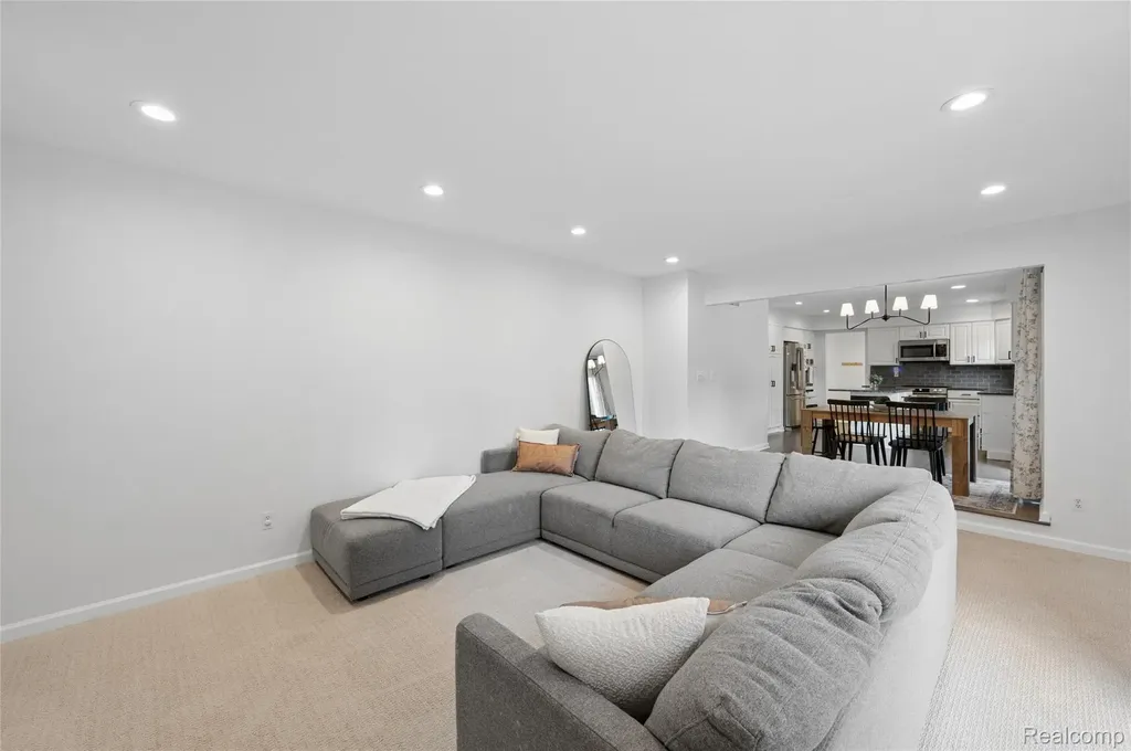 33143 Oak Hollow Street Farmington Hills City MI 48334