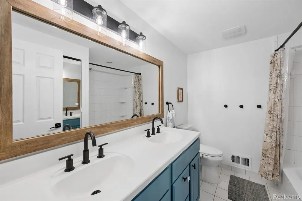 33143 Oak Hollow Street Farmington Hills City MI 48334
