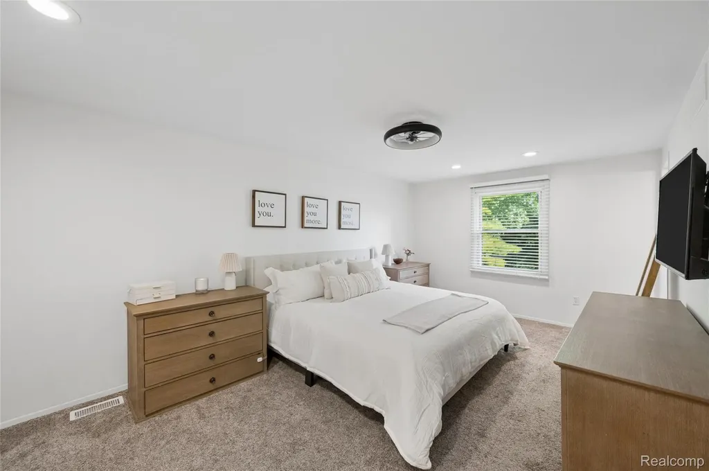 33143 Oak Hollow Street Farmington Hills City MI 48334