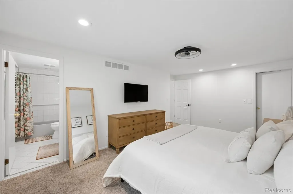 33143 Oak Hollow Street Farmington Hills City MI 48334