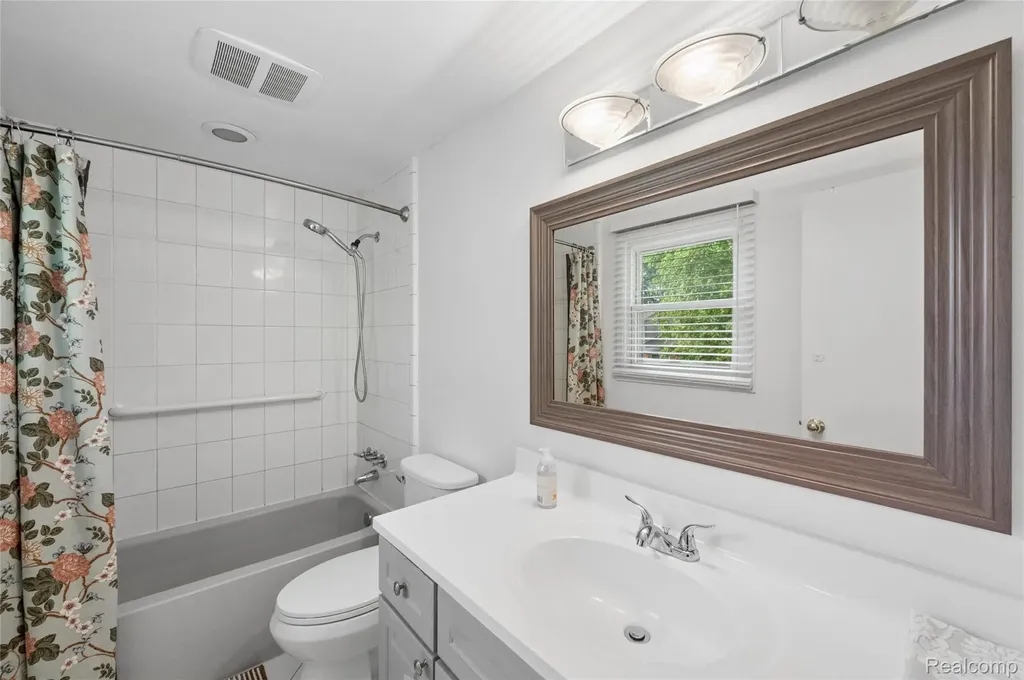 33143 Oak Hollow Street Farmington Hills City MI 48334
