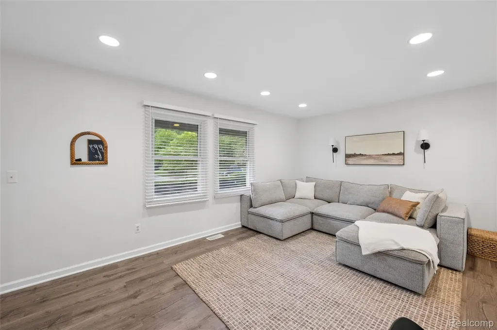 33143 Oak Hollow Street Farmington Hills City MI 48334