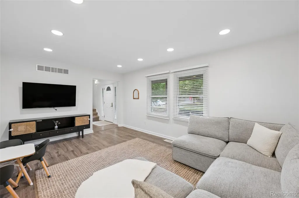 33143 Oak Hollow Street Farmington Hills City MI 48334