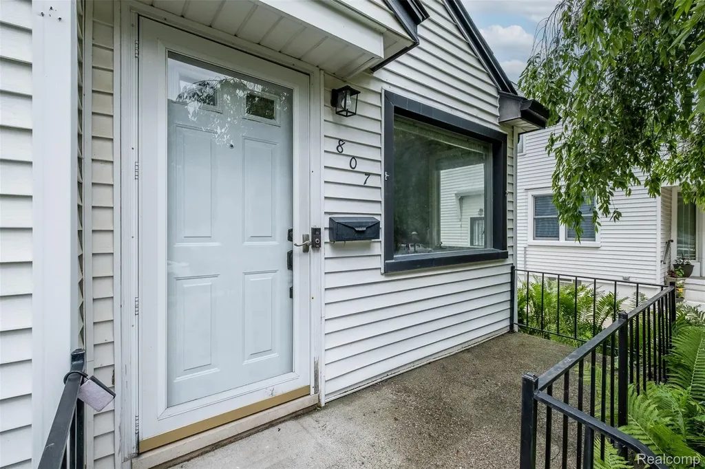 807 Vermont Avenue Royal Oak City MI 48067