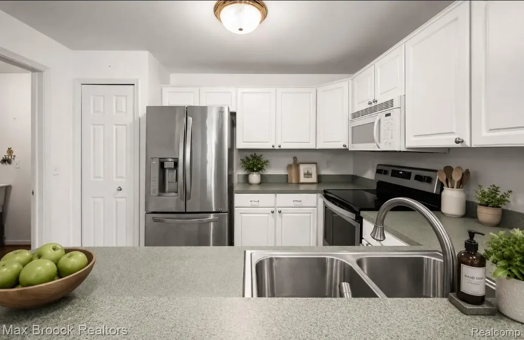 1102 Abigail Court Commerce Charter Township MI 48390