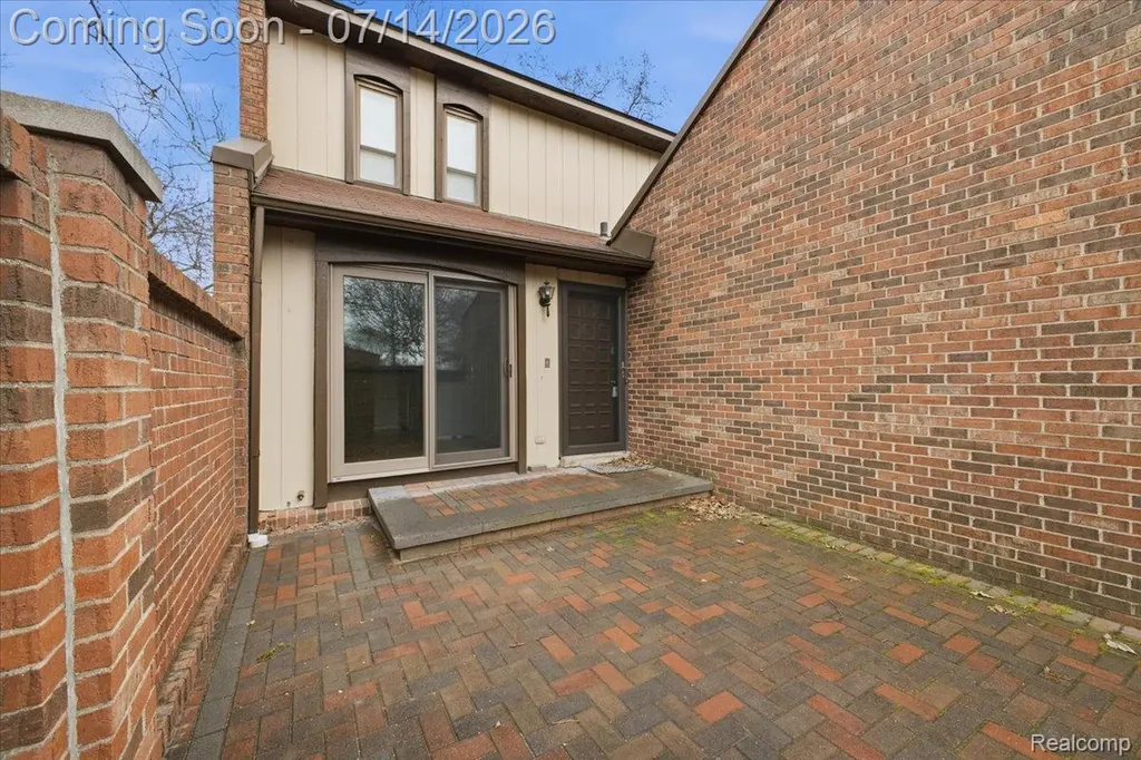 1097 Kirts Boulevard Troy City MI 48084