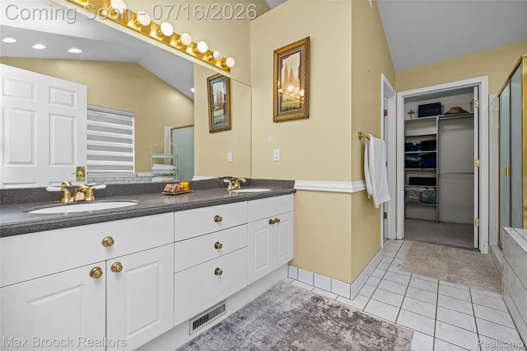 2322 Sandlewood Drive White Lake Charter Township MI 48383