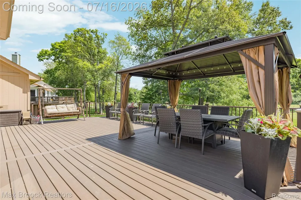 2322 Sandlewood Drive White Lake Charter Township MI 48383