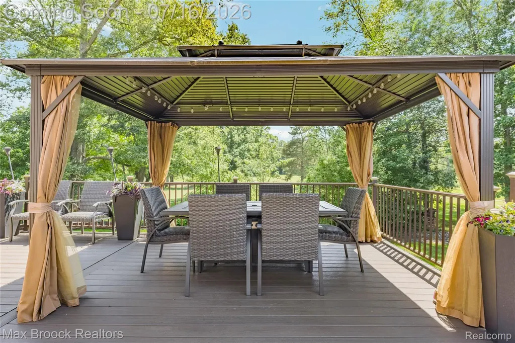 2322 Sandlewood Drive White Lake Charter Township MI 48383