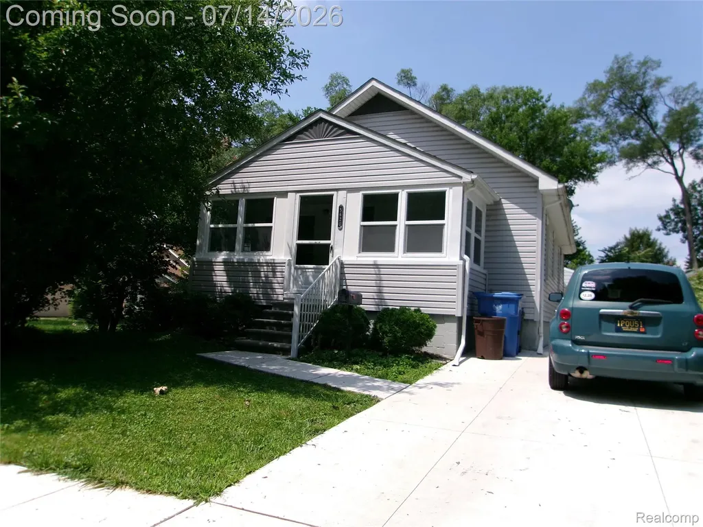 5620 Hipp Street Dearborn Heights City MI 48125
