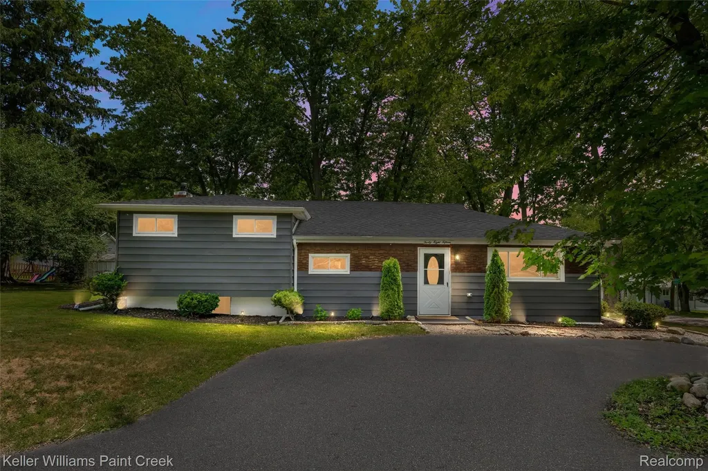 3815 Edgecrest Street West Bloomfield Charter Township MI 48324