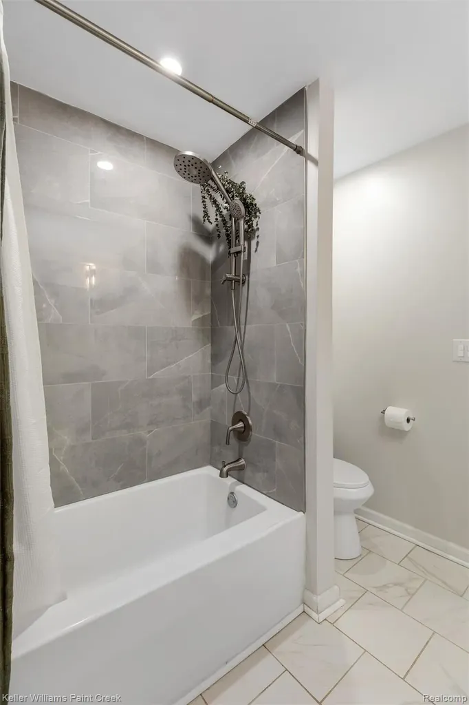 3815 Edgecrest Street West Bloomfield Charter Township MI 48324