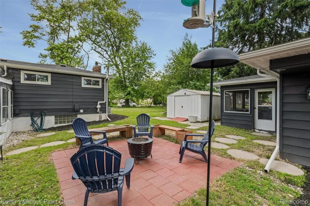 3815 Edgecrest Street West Bloomfield Charter Township MI 48324