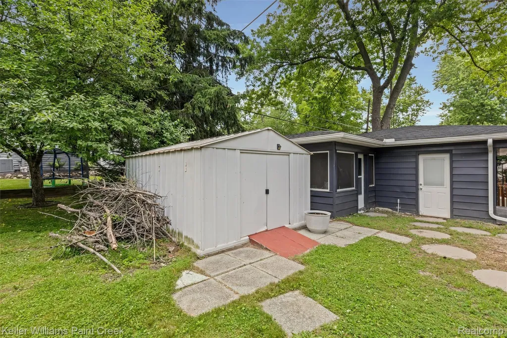 3815 Edgecrest Street West Bloomfield Charter Township MI 48324