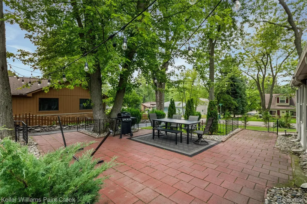3815 Edgecrest Street West Bloomfield Charter Township MI 48324