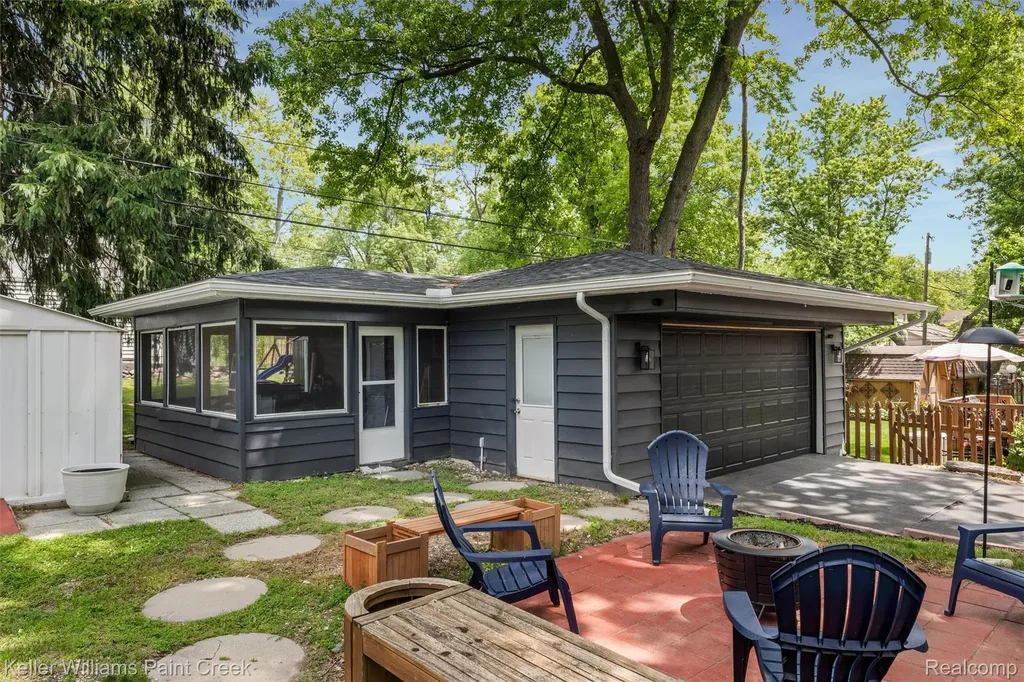 3815 Edgecrest Street West Bloomfield Charter Township MI 48324